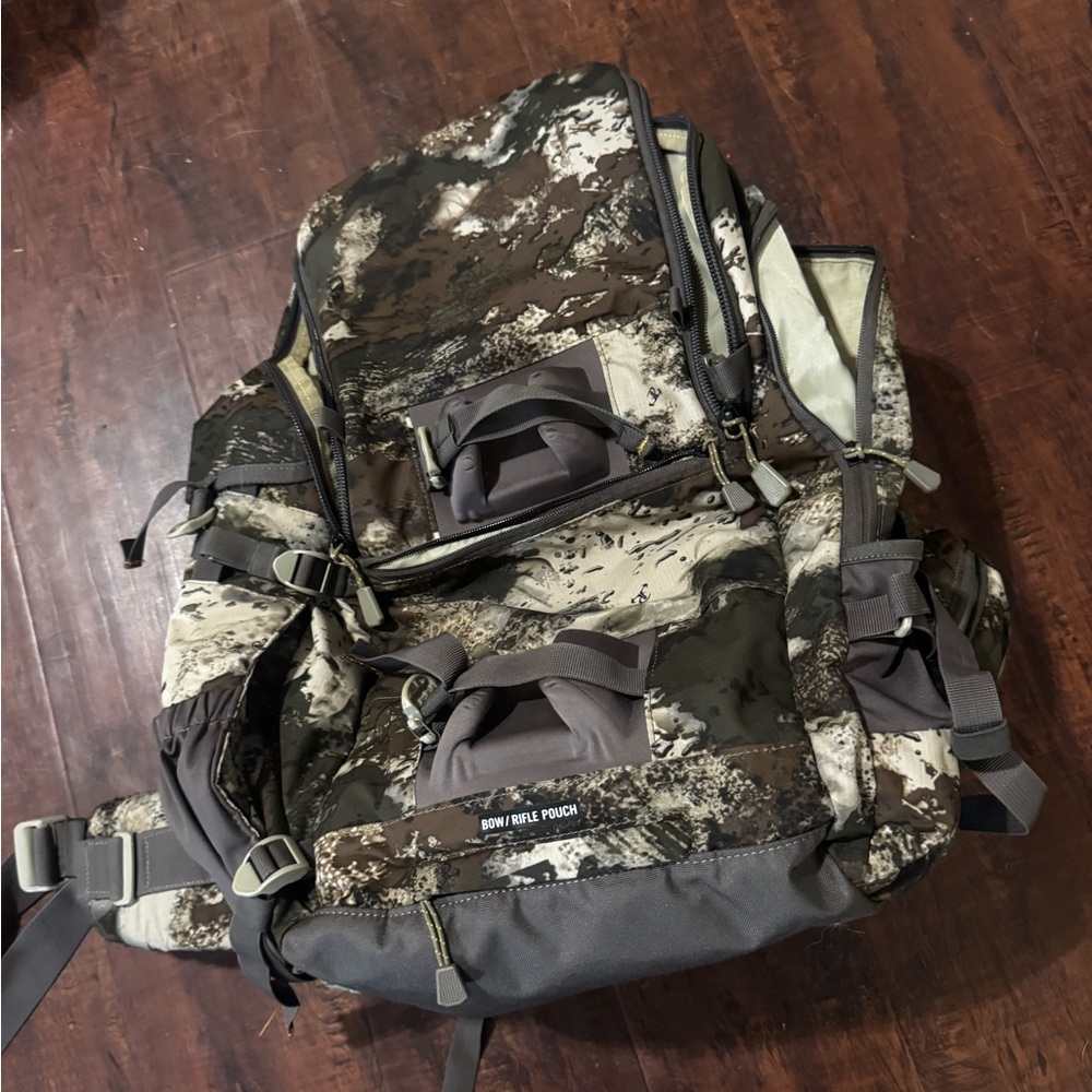 Cabela's Men's Camouflage rifle/bow Backpack in Brown and Tan